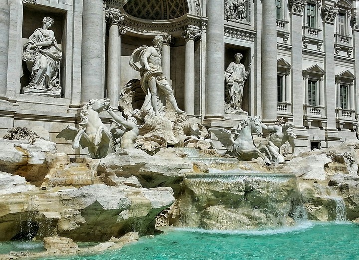 Trevi Fountain.
