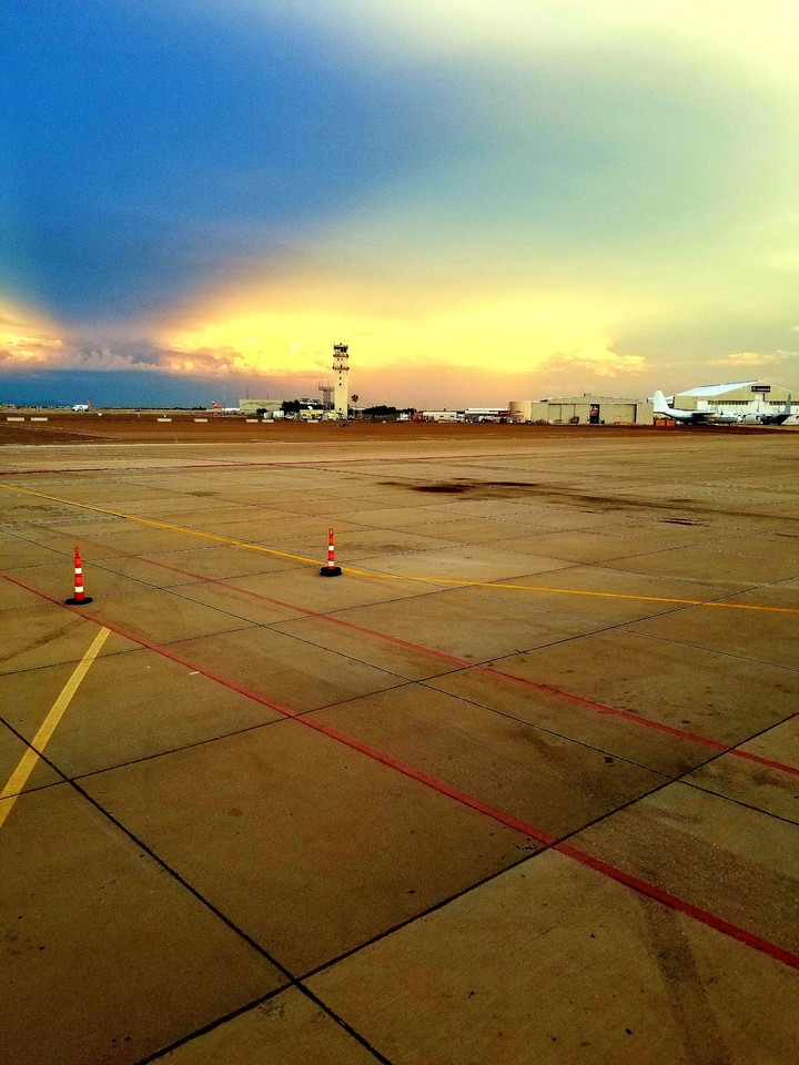 airport sky