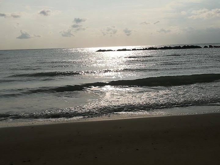 vedo un brillore sul mare