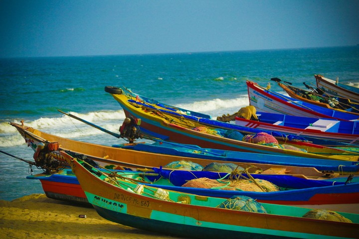 boat of colors