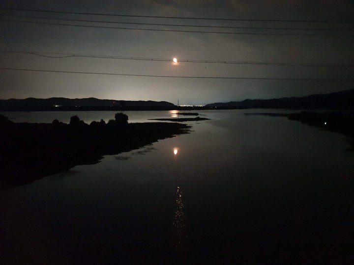 전깃줄에 걸린 달