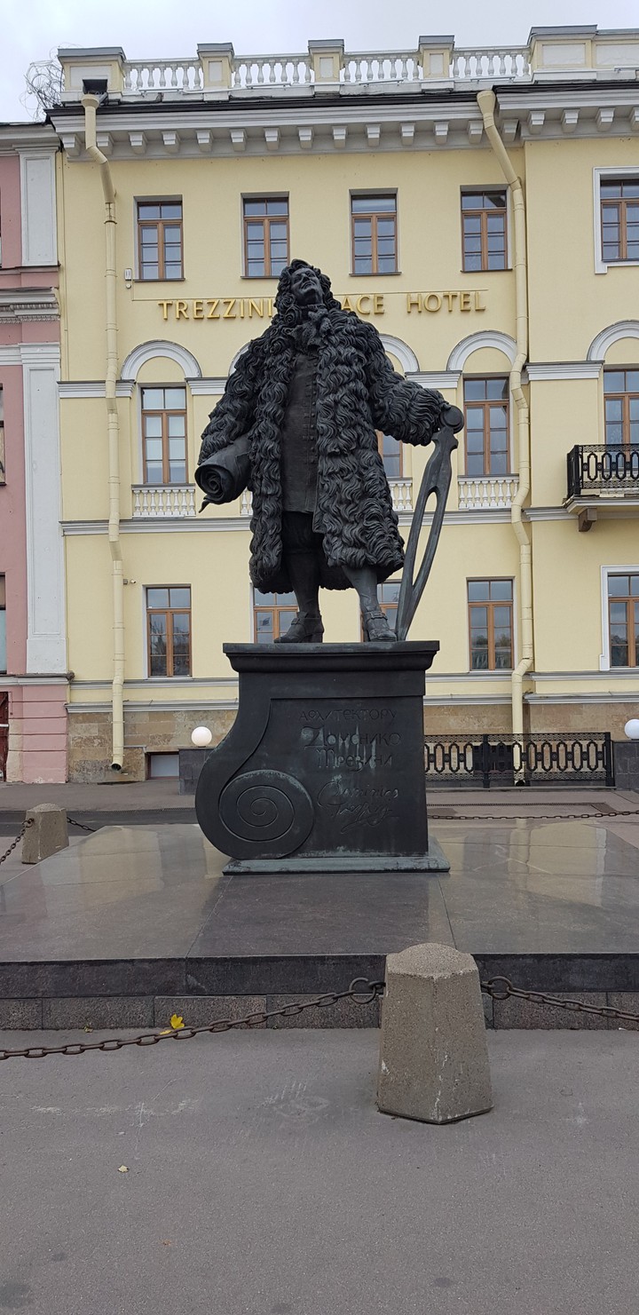 Санкиэт-Петербург. Памятник Треззини