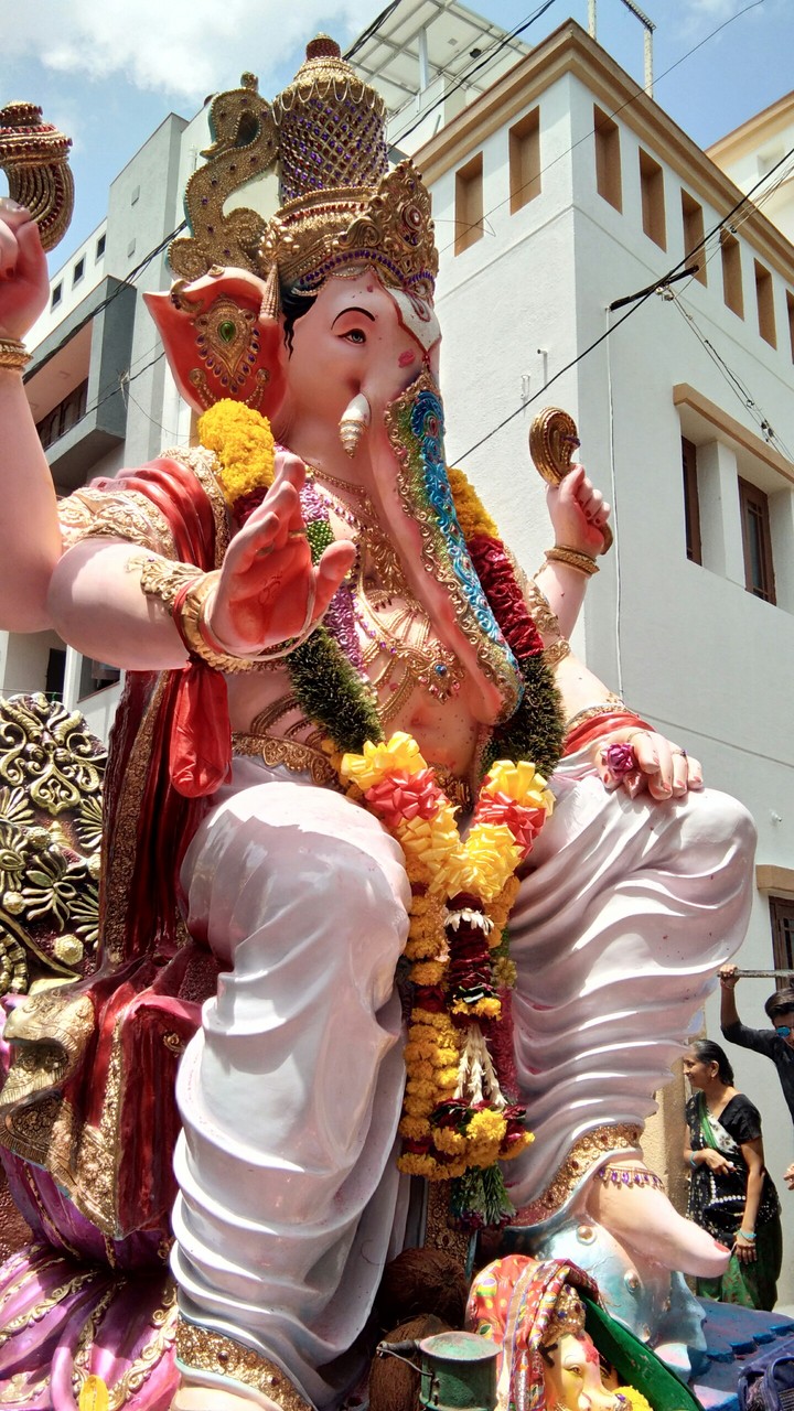 ganpati apne gav chale..