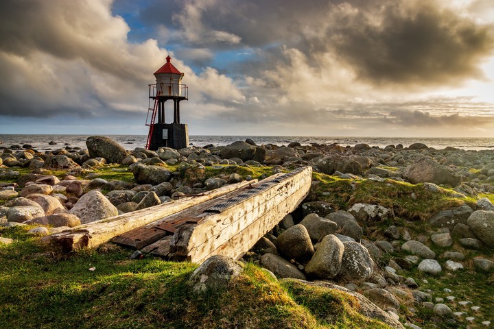 Steinige Küste mit Leuchtturm