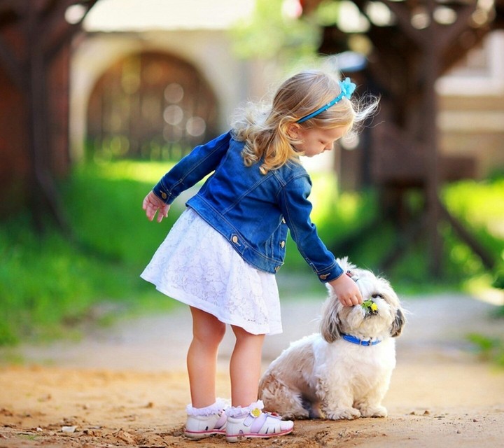 cute little girl wid cute dog.