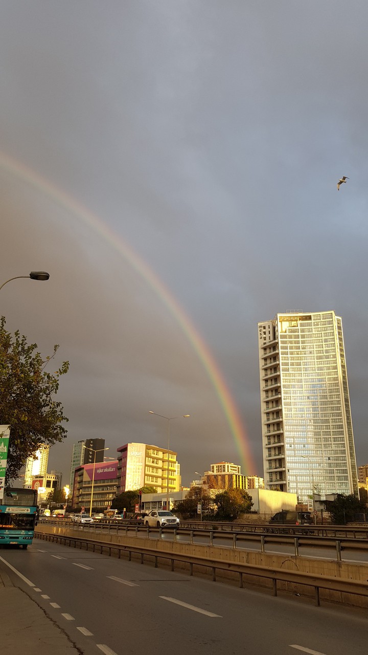istanbulda sabah saatleri ve gökkuşağı nin güzelligi