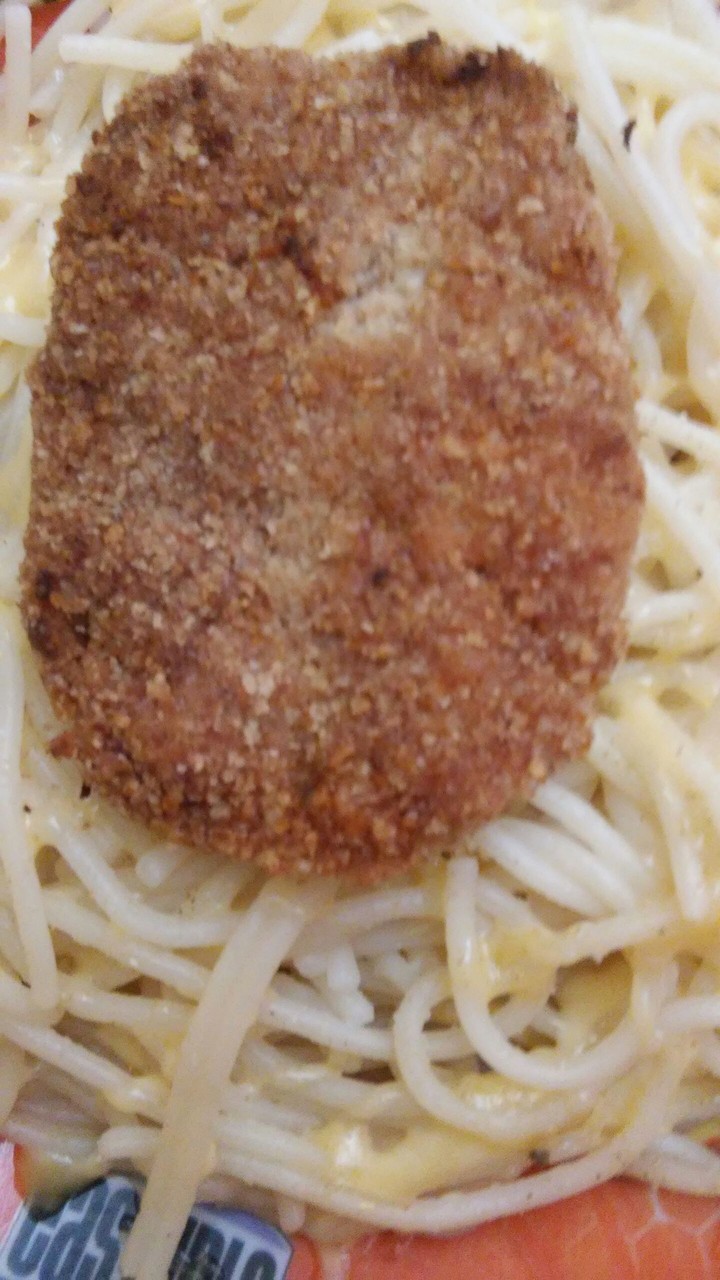 Макароны с котлетой и сыром