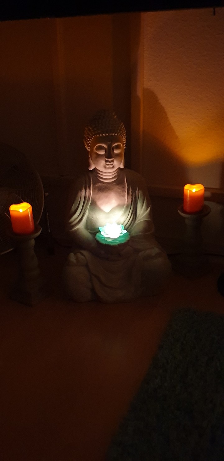 Buddha mit Kerzen