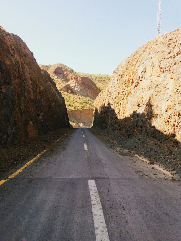 road btween hills