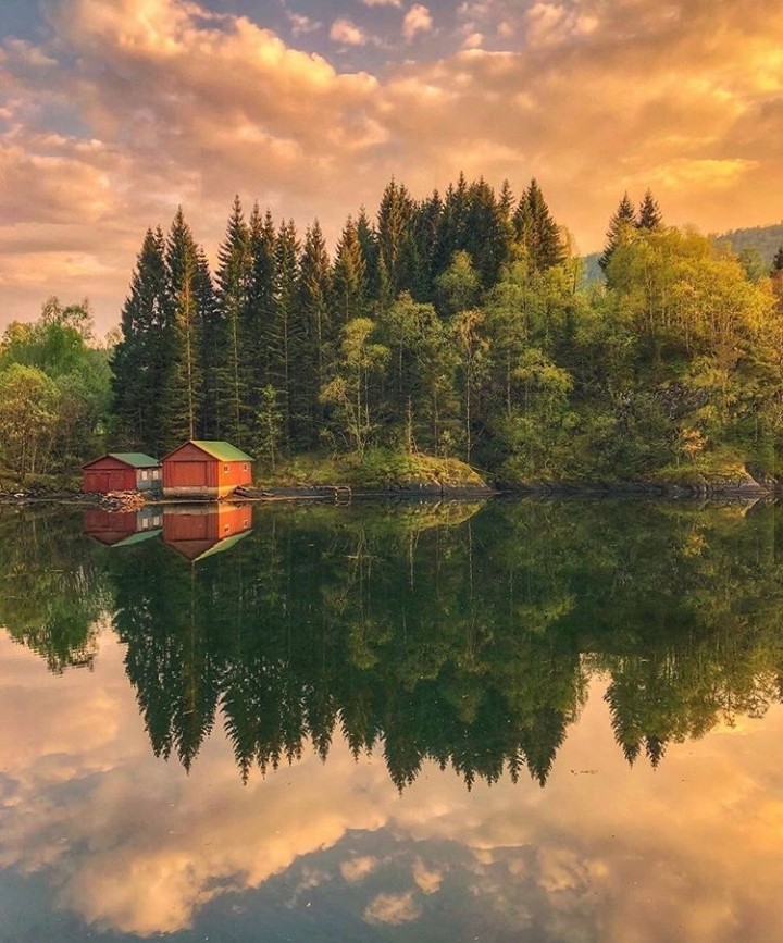 • Danau •
