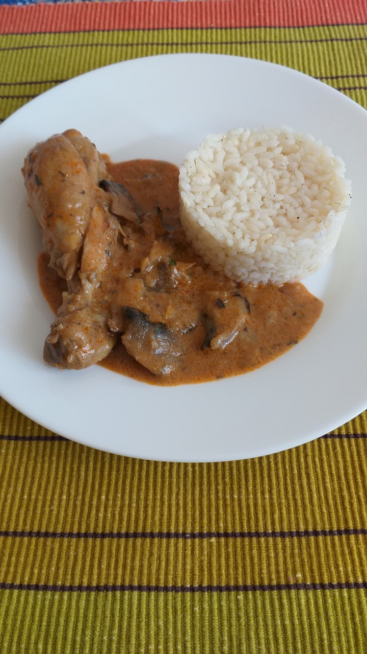 Chicken with tomato sauce and mushrooms