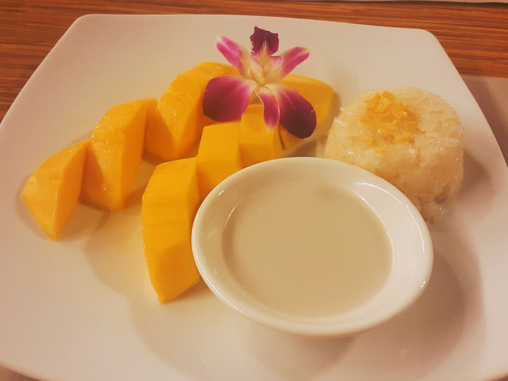 Sweet mango with sticky rice
