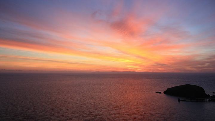 por do sol a beira mar