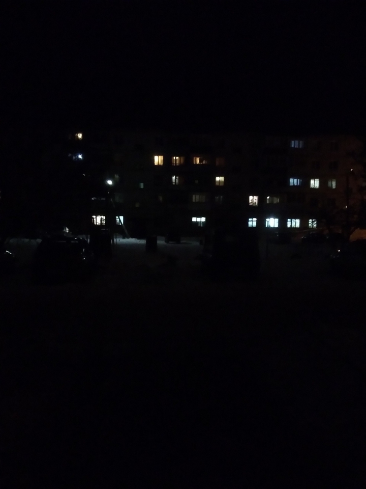 Глядя на город из окон, кажется он таким далёким...