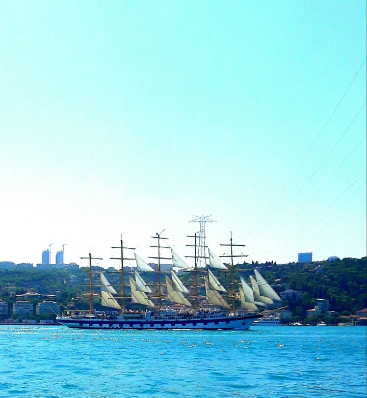 ⛵