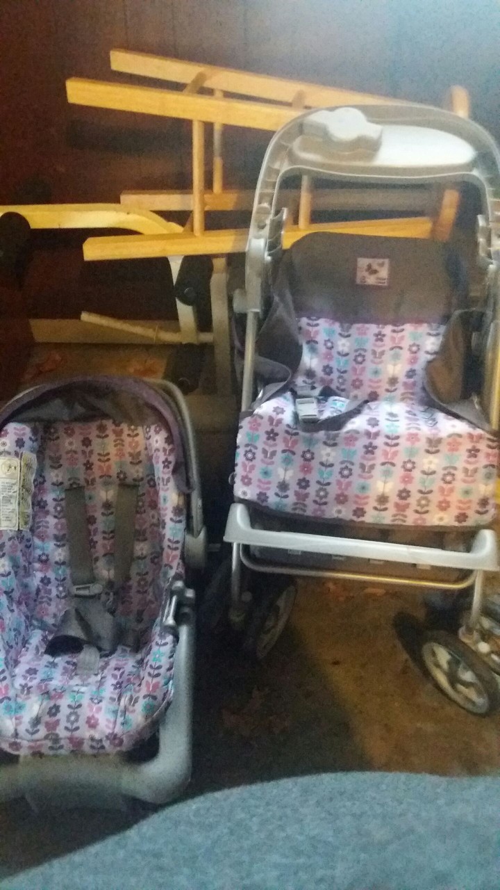 Girls matching carseat and stroller only used 5 times