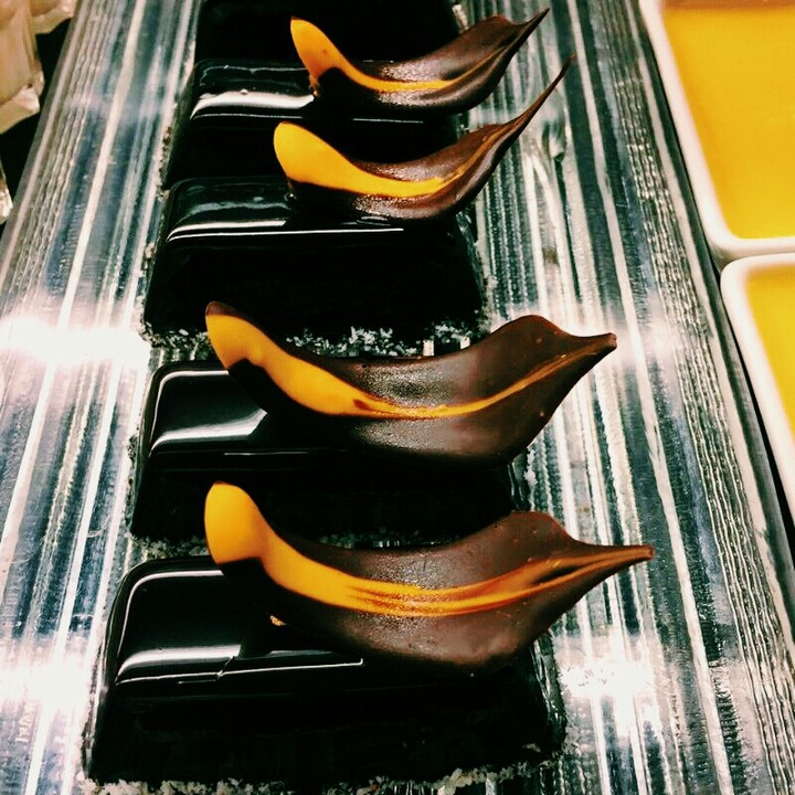 Favorite Desserts with Chocokate Leave