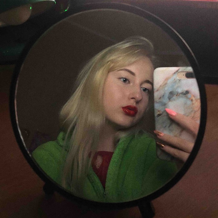 girl in the mirror
