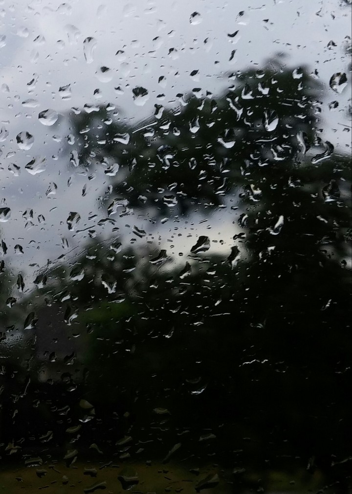Капли воды на стекле