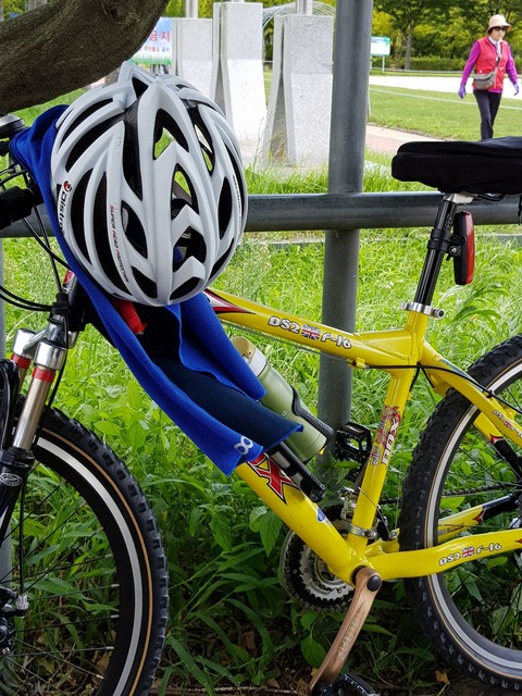 In the early autumn riding road ... My bike