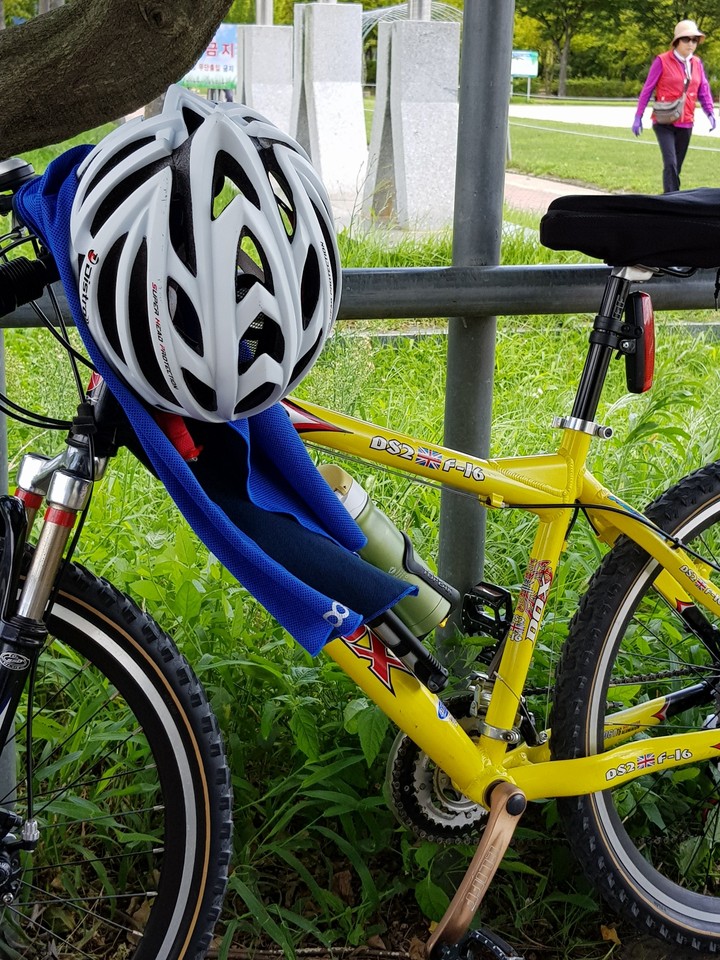 In the early autumn riding road ... My bike