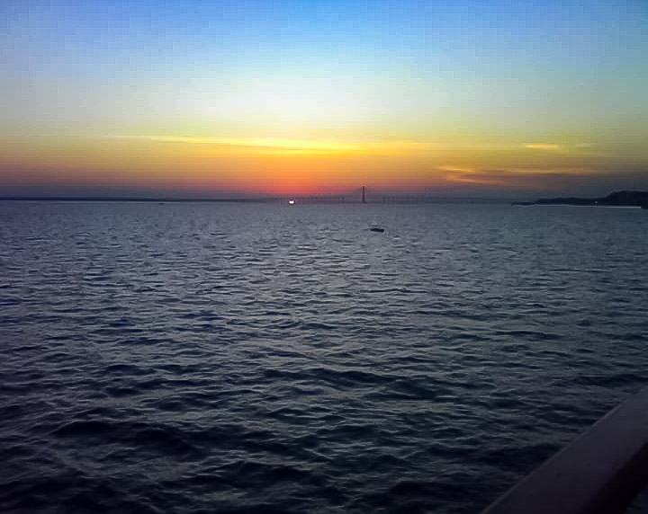 O pôr do Sol, sobre o Rio Negro, Amazonas.