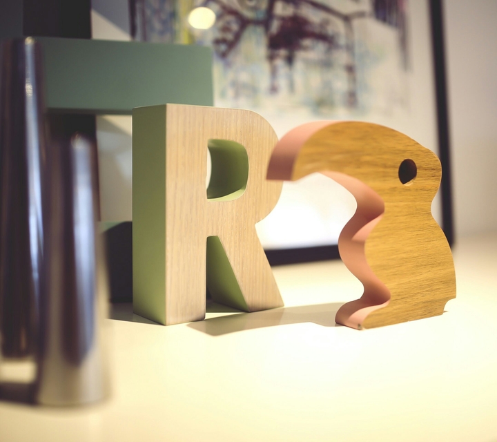 R
