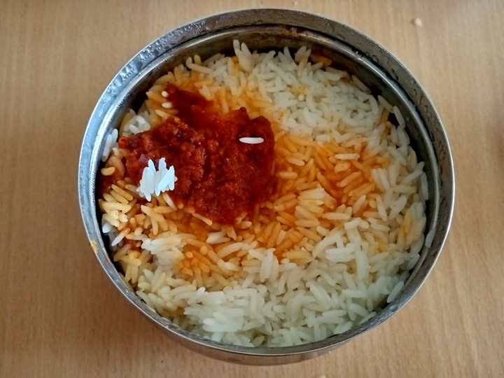 Rice with tomato red curry