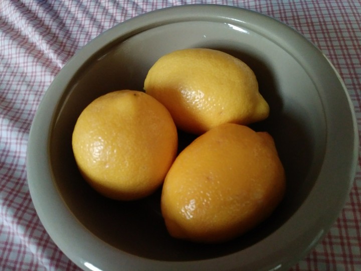 bowl of lemons