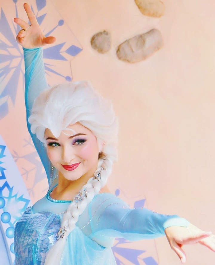 THE TYPICAL POSE OF ELSA