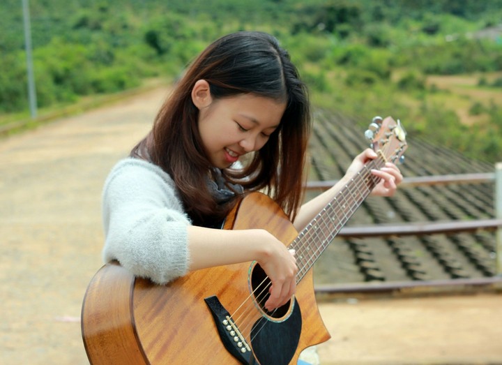 girl w guitar
