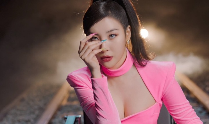 Korean singer Sunmi's tail album