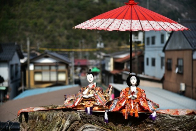 Hina ningyo dolls under umbrella