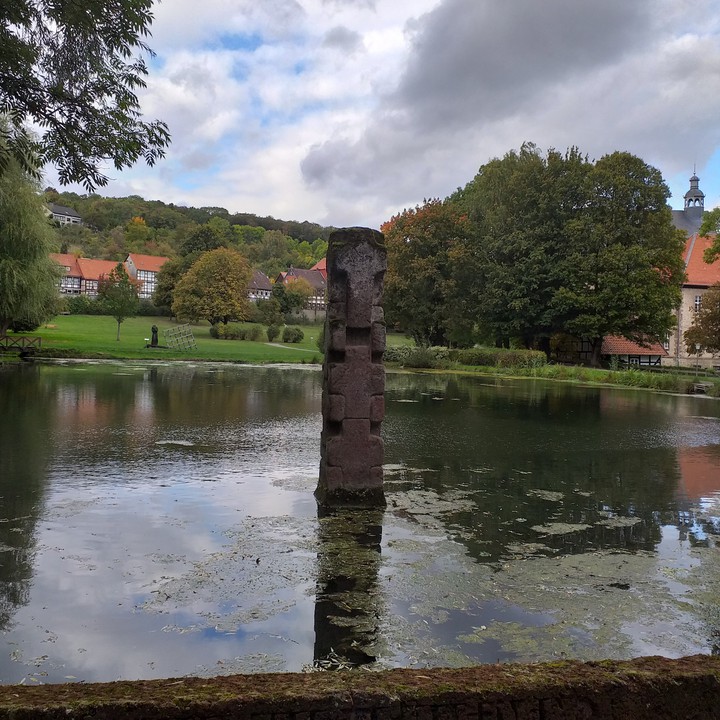 Stein im Wasser