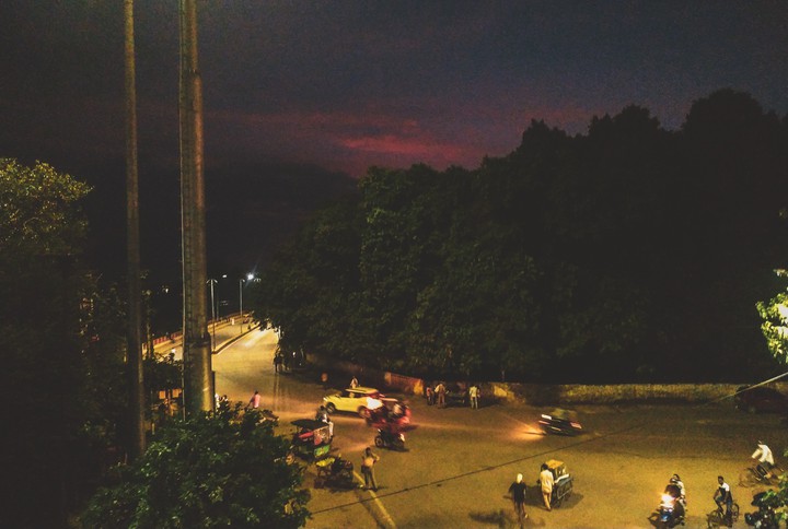 Roads, people, vehicles, trees, trees.