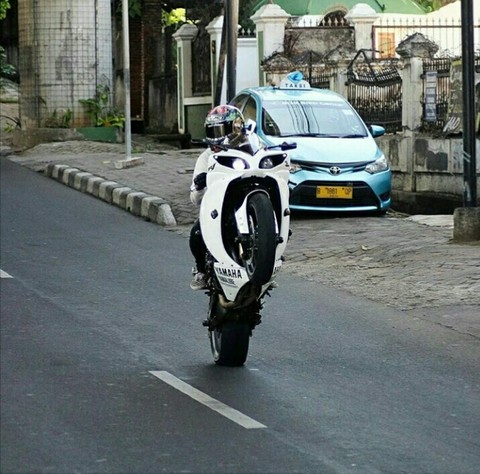 Yamaha_R1