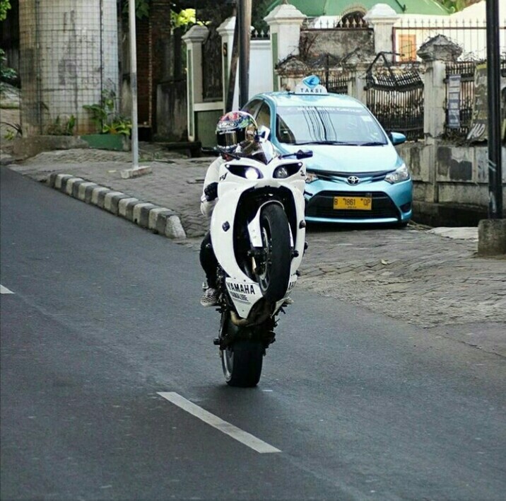 Yamaha_R1
