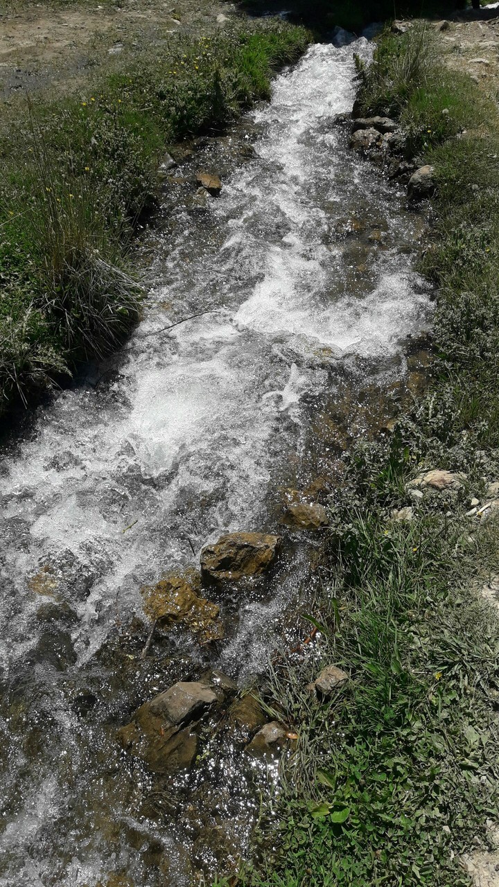 آبشار آیننه ورزان تو دل کوه ها