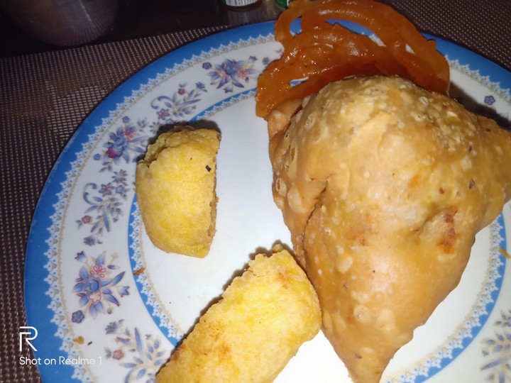 Paneer pakoda , samosa , jalebi