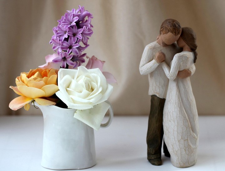 Rose Hyacinth Figurine Couple Hug