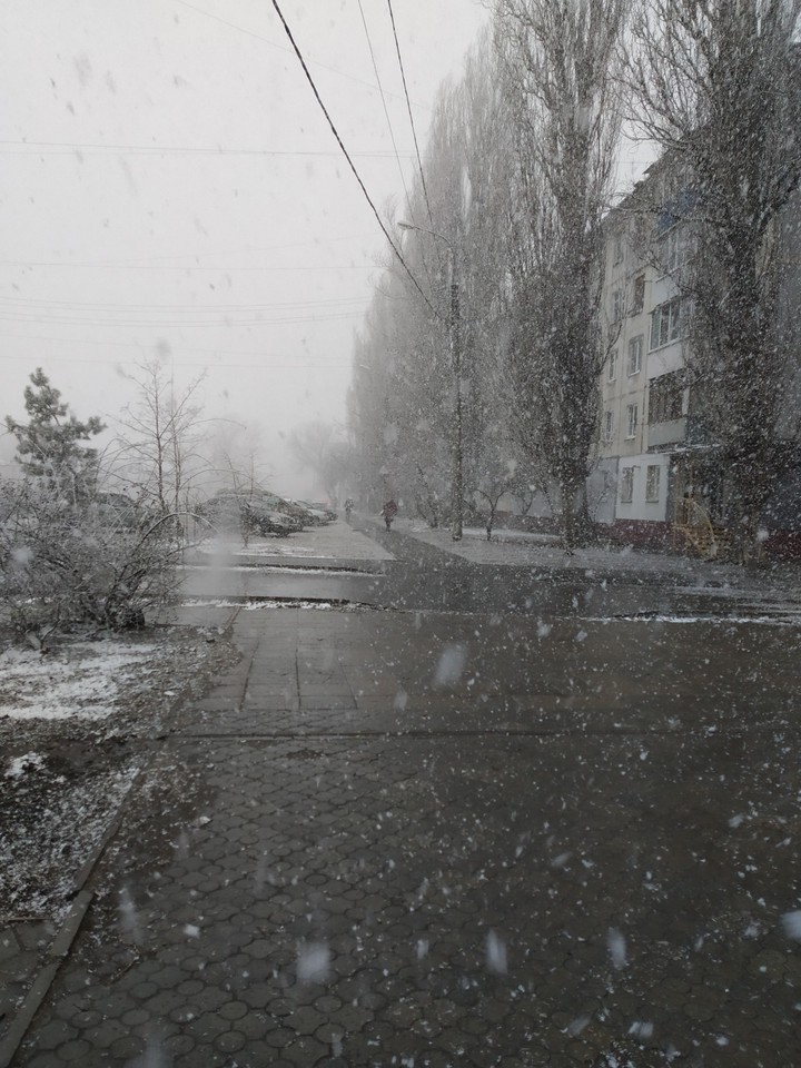 Снегопад в марте в городе