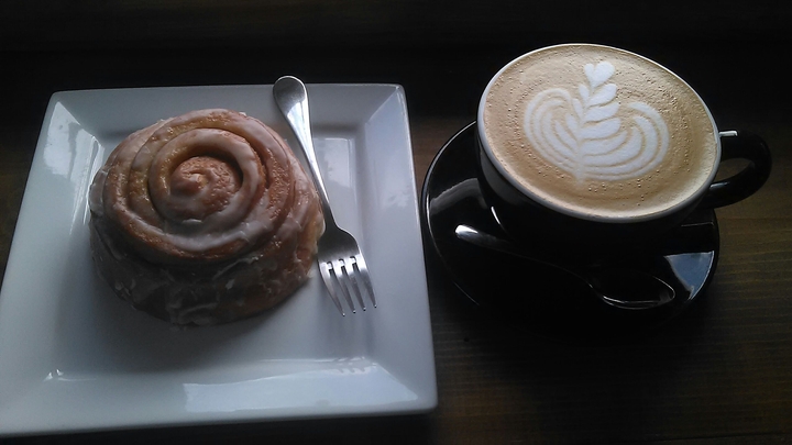 Pan de canela y café