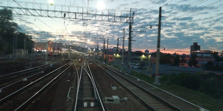 закат в Москве на железной дороге ?
