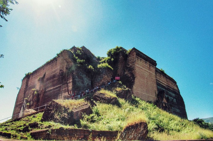 The historic giant structure (Mingun Pahtotawgyi)