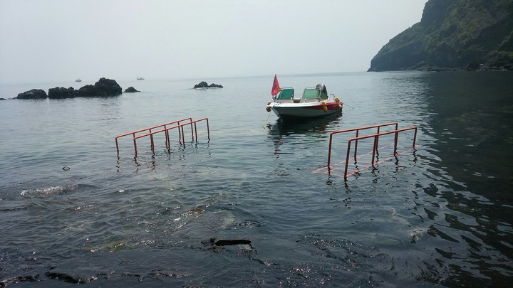 바다위의 배