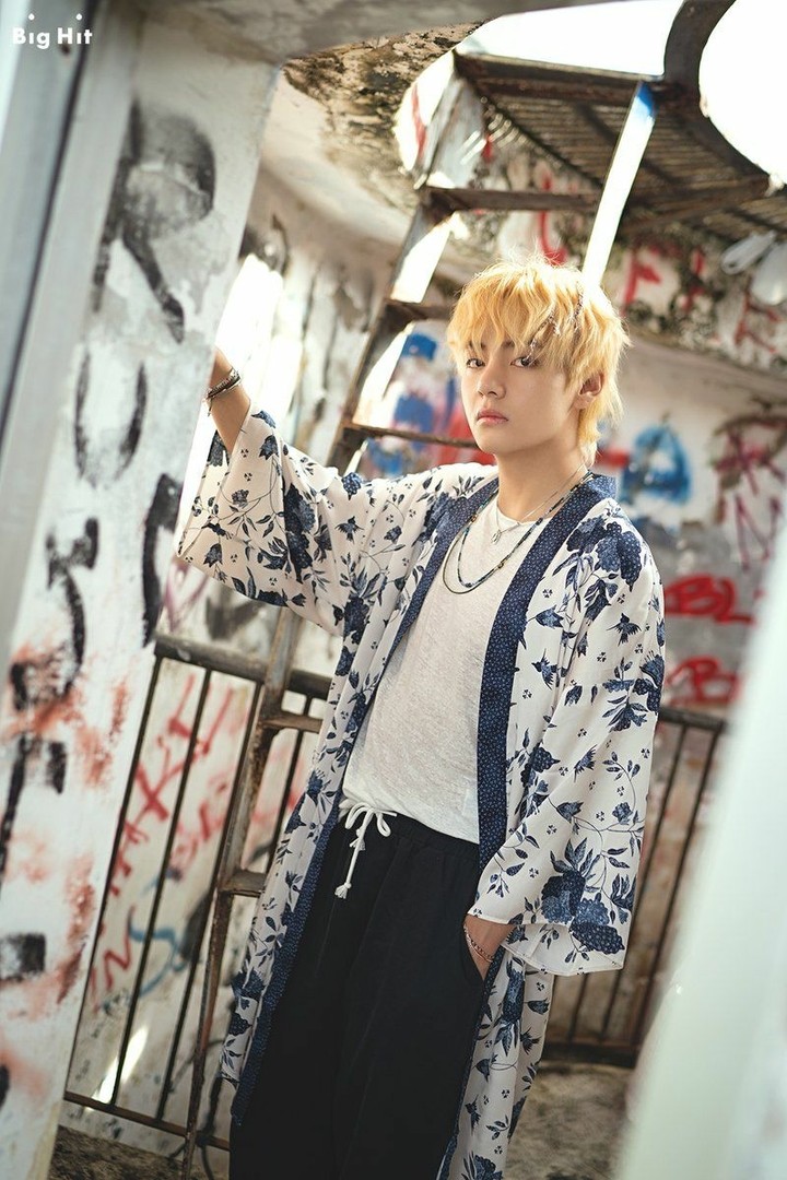 he's basically wearing PJs but still looks sooooooooooo good