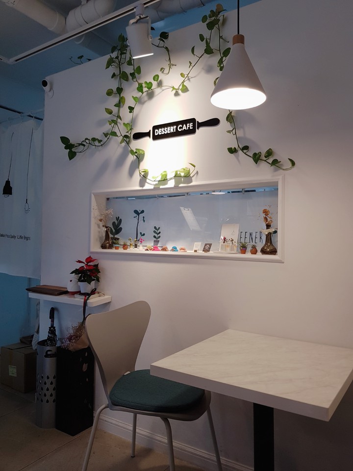 dessert cafe