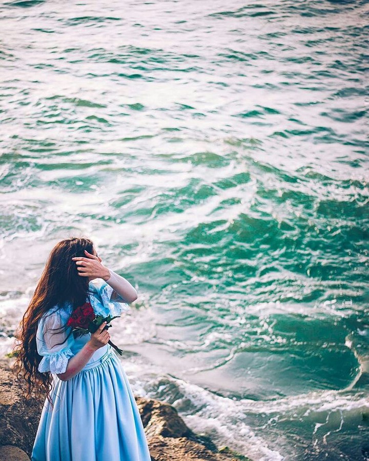 girl/sea??