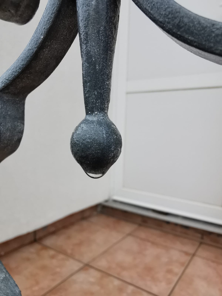 raindrops are falling