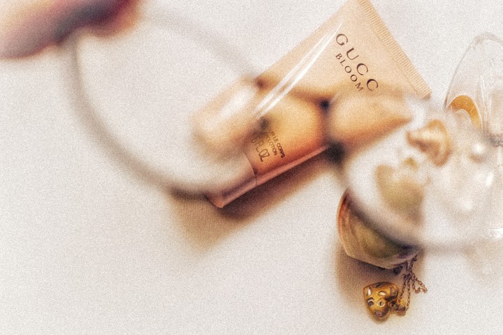 gucci bloom apple and perfume